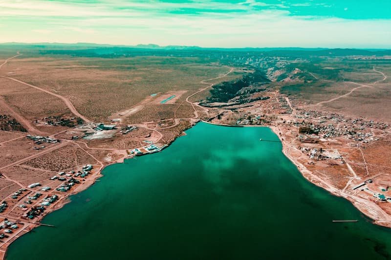Paralelo 35 — vista aérea de la costa y el pueblo