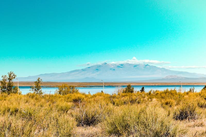 Paralelo 35 — la laguna con la cordillera de fondo